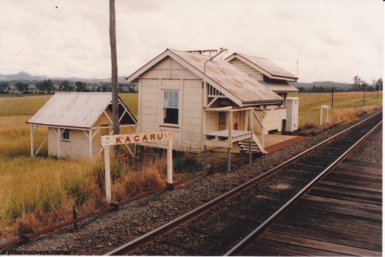 134-04
Kagaru, station overview, station building, waiting room, signal box, staff exchange platform.
