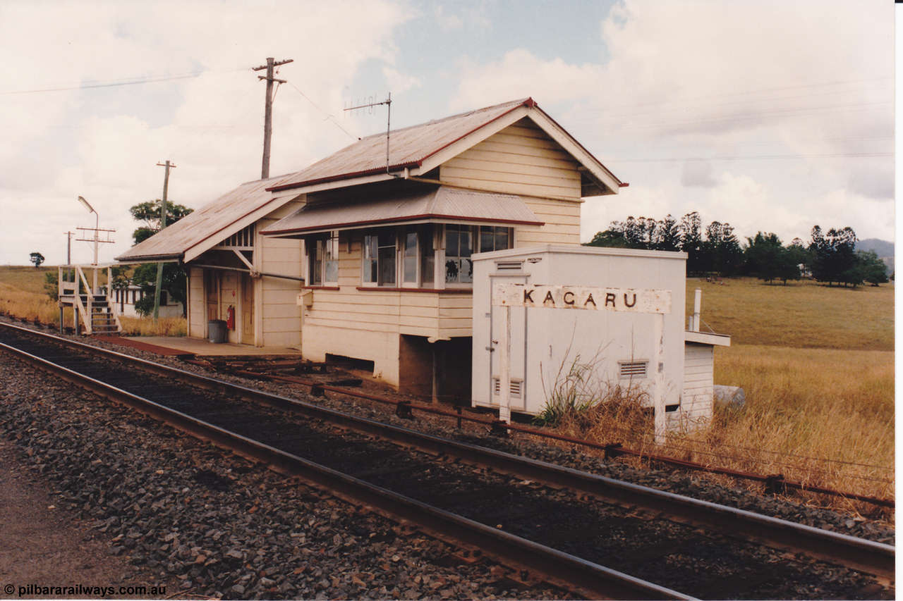 134-06
Kagaru, station overview, station building, waiting room, signal box, staff exchange platform, looking south.
