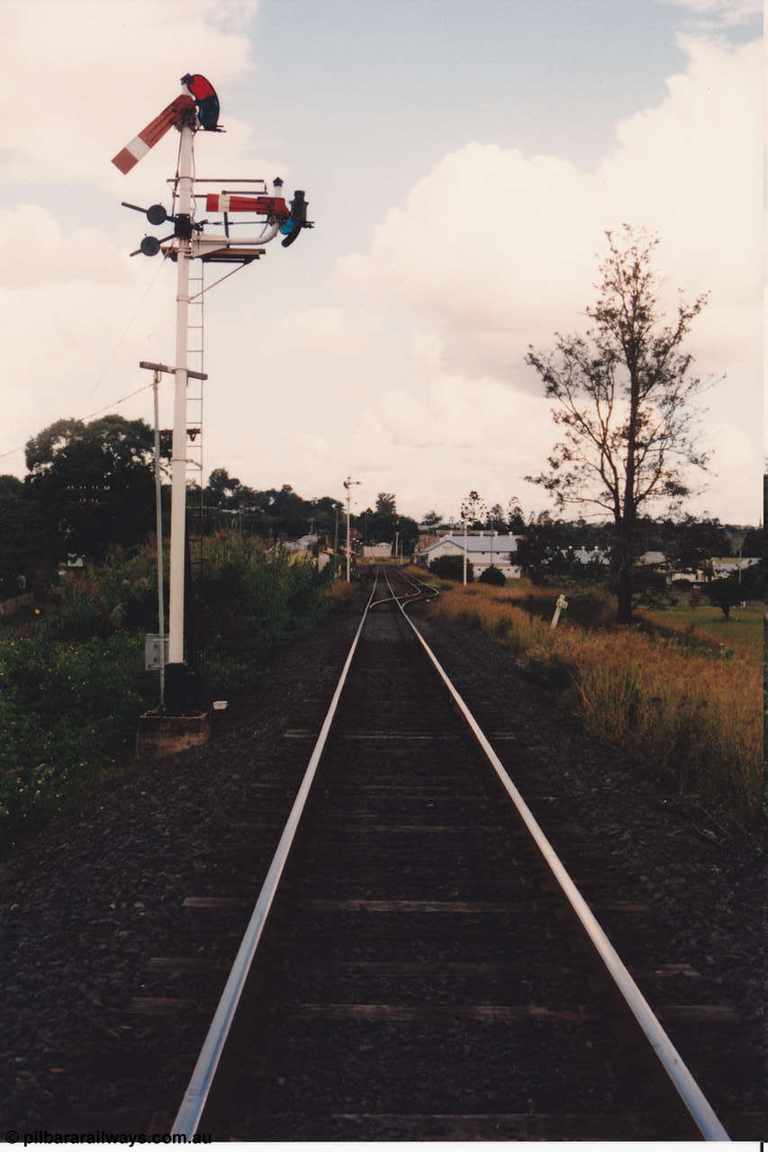 134-17
Kyogle, looking south from the north end, up home arrival signal, overview.
