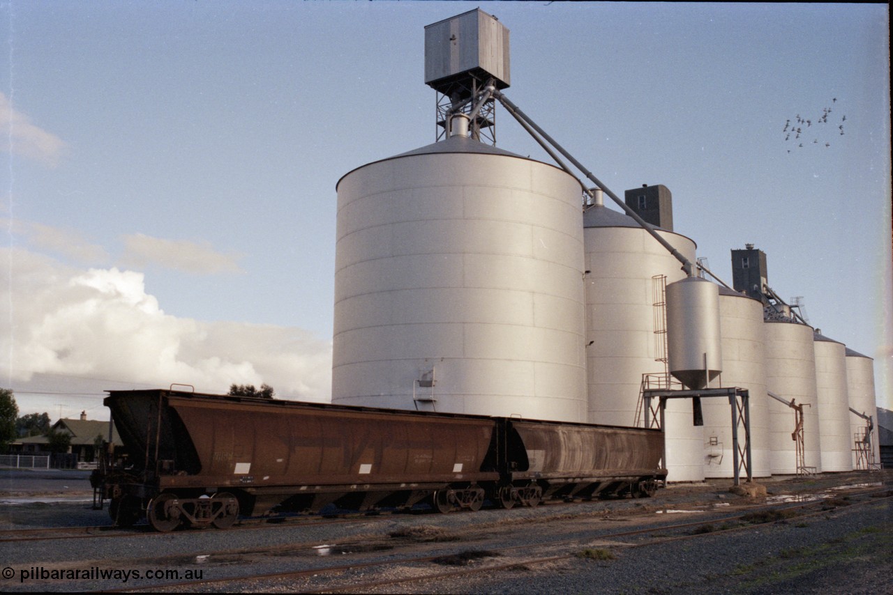 136-10
Deniliquin, broad gauge V/Line VHGF and VHGY class bogie grain waggons, both still with the VR arrow livery, Ascom silo complex and loading spout.
