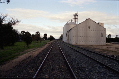 136-09
Mathoura station yard overview looking south from north end, Behlen oats bin and Ascom silos on the right, sleeper loading site well down in the background.
