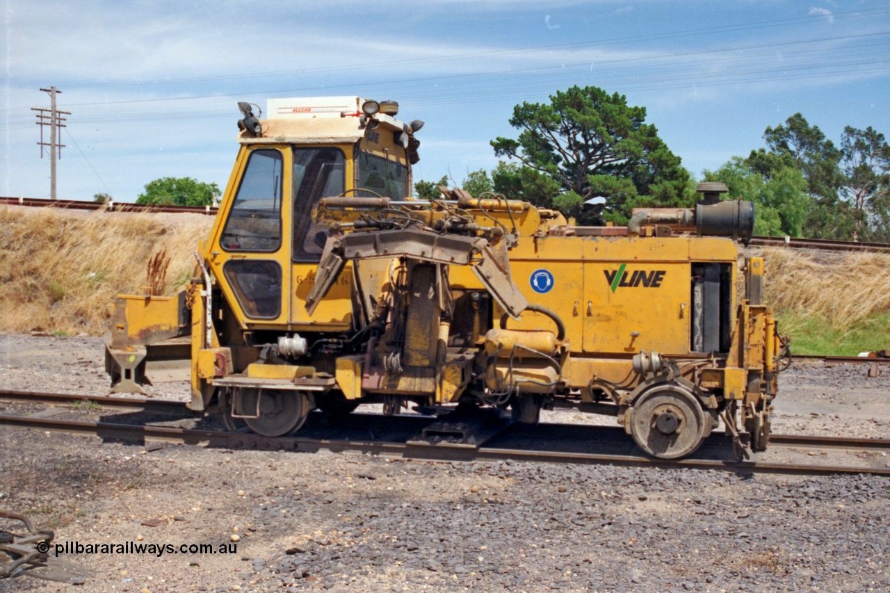 137-1-12
Euroa, V/Line broad gauge track machine ballast regulator, stabled on No.5 Rd, track re-surfacing work.
