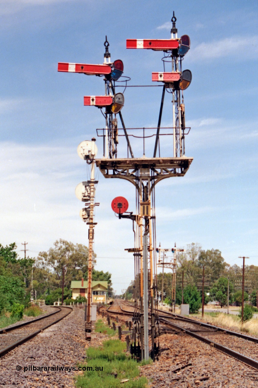 137-1-15
Violet Town station overview, up home semaphore signal post 11 controlling the broad gauge station yard track on the right, while searchlight signal post VTN2 (facing way) controls the entrance to the standard gauge loop on the left, which is behind the photographer.
