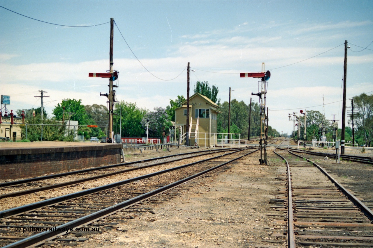 137-1-19
Benalla station yard overview, Benalla signal box A and up home departure semaphore signal posts 7 and 7B looking south across Nunn St towards Melbourne.
