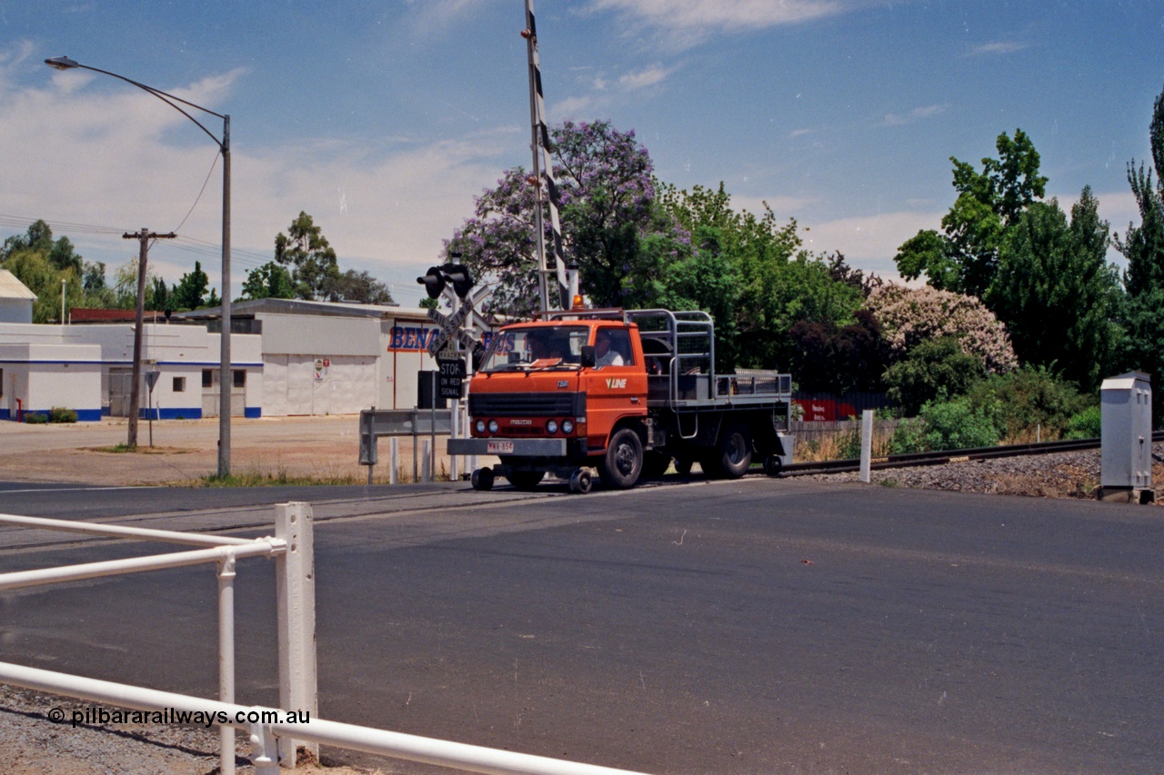 137-1-20
Benalla, Nunn Street level crossing, standard gauge V/Line Hi-Rail truck doing the inspection run thing north bound.
