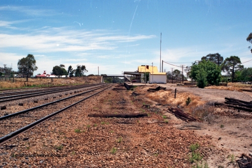 137-1-22
Glenrowan station overview looking south from the former platform or No.1 Rd towards Melbourne, only the broad gauge mainline and standard gauge crossing loop at left remain, station building and platform on the right.
