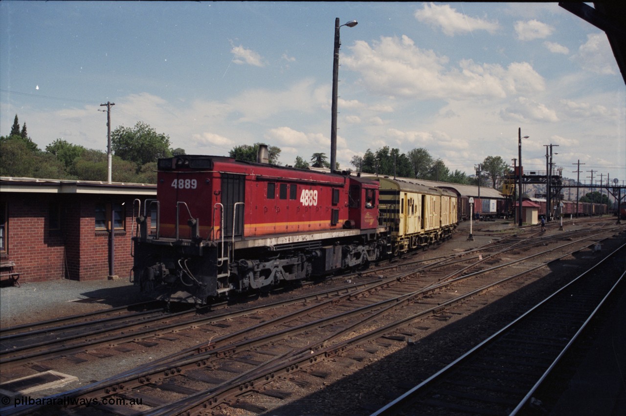 137-2-03
Albury station yard view looking south, NSWSRA 48 class loco 4889 AE Goodwin ALCo model DL531 serial G3420-4 in candy livery shunts back into the Albury trans-shipping yard, the broad gauge track is running along side the loco.
Keywords: 48-class;4889;AE-Goodwin;ALCo;RSD-8;DL531;G3420-4;