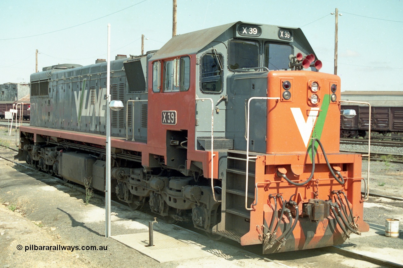 138-05
Bendigo loco depot, V/Line broad gauge X class X 39, Clyde Engineering EMD model G26C serial 70-702 at the service roads.
Keywords: X-class;X39;Clyde-Engineering-Granville-NSW;EMD;G26C;70-702;