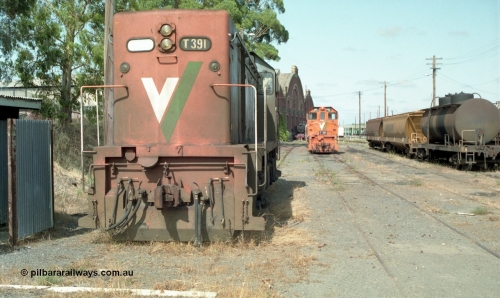 138-01
Bendigo loco depot, V/Line broad gauge locos T class T 391 Clyde Engineering EMD model G8B serial 65-421 and Y class Y 161 Clyde Engineering EMD model G6B serial 67-581, VHHF class bogie grain waggons and a bogie oil tank waggon.
Keywords: T-class;T391;Clyde-Engineering-Granville-NSW;EMD;G8B;65-421;Y-class;Y161;G6B;67-581;