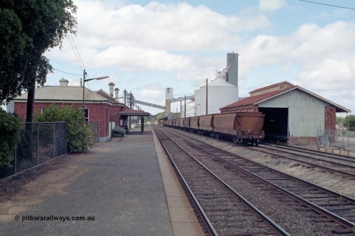138-19
Dunolly station overview, looking south towards Melbourne, station building, grain waggons, goods shed, silo complex in background.
