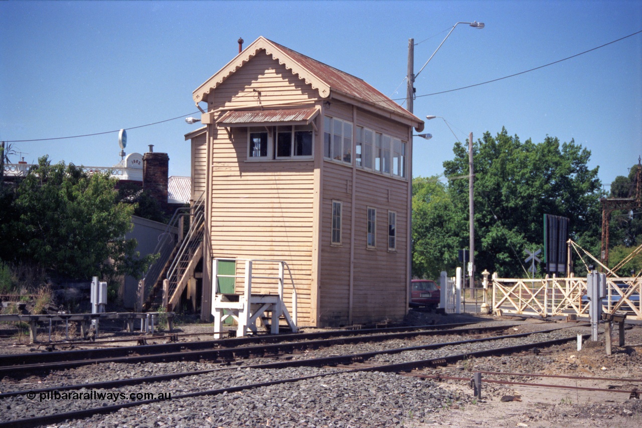 140-1-04
Ballarat East signal box and staff exchange platform, used for the line to Buninyong, also shows Humffray St interlocked gates and point rodding.
