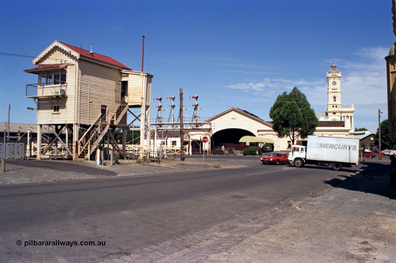 140-1-19
Ballarat, station and B Signal Box overview, view of the elevated box, semaphore signal gantry, interlocked gates on Lydiard Street, station building, canopy and clock tower, taken from Ararat St.
