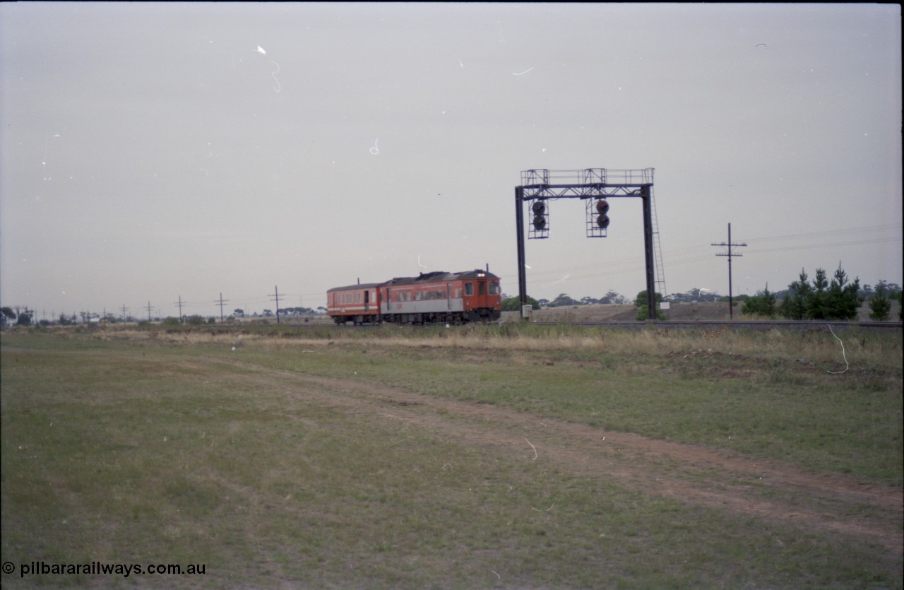 140-2-16
Deer Park West, V/Line broad gauge Tulloch Ltd DRC class diesel rail car and MTH class trailer, down Bacchus Marsh passenger service, searchlight signal gantry.
Keywords: DRC-class;Tulloch-Ltd-NSW;