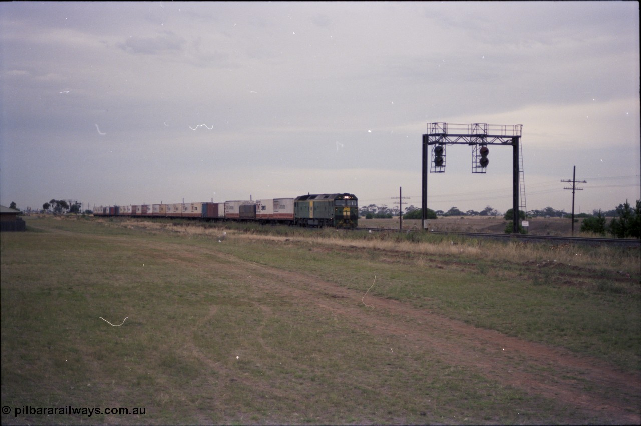 140-2-20
Deer Park West, Australian National broad gauge BL class locomotive Clyde Engineering EMD model JT26C-2SS in AN livery leading a down Adelaide bound goods train.
Keywords: BL-class;Clyde-Engineering-Rosewater-SA;EMD;JT26C-2SS;