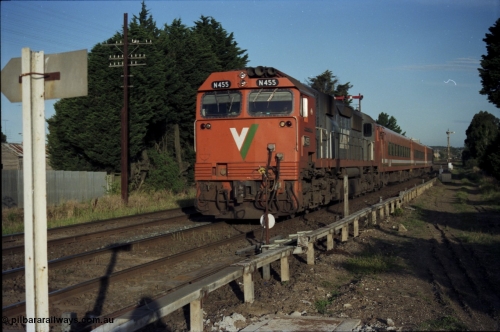 140-2-10
Ballarat, Linton Junction or Ballarat D Signal Box, V/Line broad gauge N class loco N 455 'City of Swan Hill' Clyde Engineering EMD model JT22HC-2 serial 85-1223 with N set runs through 'on the auto' as it prepares to pick up the electric staff on the automatic staff exchange apparatus with a down Dimboola passenger train.
Keywords: N-class;N455;Clyde-Engineering-Somerton-Victoria;EMD;JT22HC-2;85-1223;