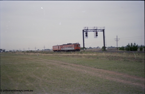 140-2-16
Deer Park West, V/Line broad gauge Tulloch Ltd DRC class diesel rail car and MTH class trailer, down Bacchus Marsh passenger service, searchlight signal gantry.
Keywords: DRC-class;Tulloch-Ltd-NSW;