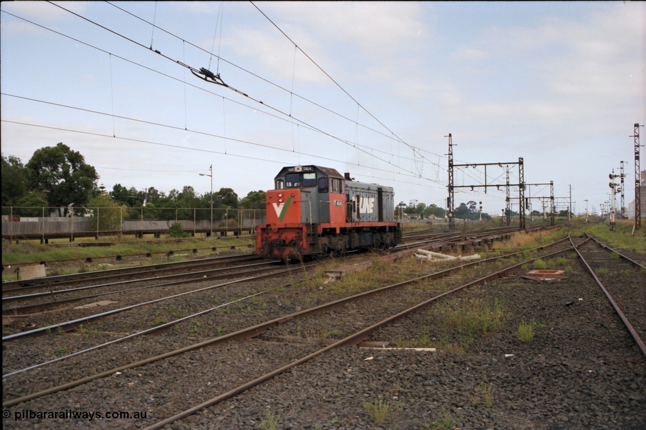 141-1-21
Sunshine, broad gauge V/Line T class T 404 Clyde Engineering EMD model G18B serial 67-499 scurries north, down light engine.
Keywords: T-class;T404;Clyde-Engineering-Granville-NSW;EMD;G18B;67-499;