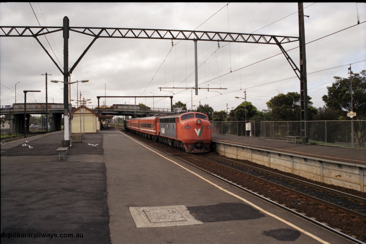 141-1-24
Sunshine, broad gauge V/Line B class loco B 76 Clyde Engineering EMD model ML2 serial ML2-17 leads an N set on an up passenger service along platform 1.
Keywords: B-class;B76;Clyde-Engineering-Granville-NSW;EMD;ML2;ML2-17;bulldog;