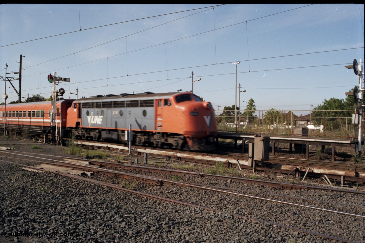 141-2-06
Sunshine, broad gauge V/Line B class loco B 76 Clyde Engineering EMD model ML2 serial ML2-17 and N set with an up passenger train runs through express to Melbourne.
Keywords: B-class;B76;Clyde-Engineering-Granville-NSW;EMD;ML2;ML2-17;bulldog;