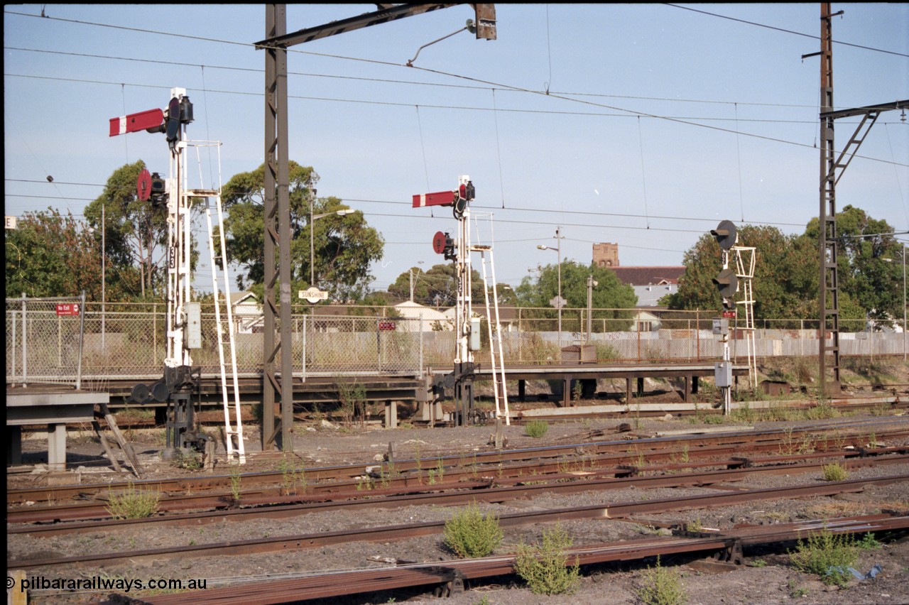 141-2-17
Sunshine, view of all the up home signals on the passenger platforms, from semaphore and disc signal post 33 for platform No.3, semaphore and disc signal post 32 for platform No.2 and searchlight signal post 62 for platform No.1, standard gauge platform in the background.
