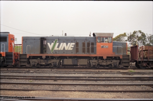 142-1-28
Benalla yard view, stabled broad gauge Wodonga goods train 9303 with V/Line T class T 408 Clyde Engineering EMD model G18B serial 68-624, side view.
Keywords: T-class;T408;Clyde-Engineering-Granville-NSW;EMD;G18B;68-624;