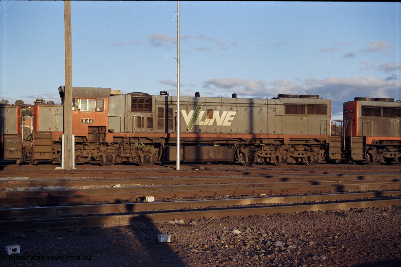 142-3-19
Albury south yard, V/Line broad gauge locomotive X class X 44 Clyde Engineering EMD model G26C serial 70-707 in the shafts on up Albury steel train 9334, awaiting departure time.
Keywords: X-class;X44;Clyde-Engineering-Granville-NSW;EMD;G26C;70-707;
