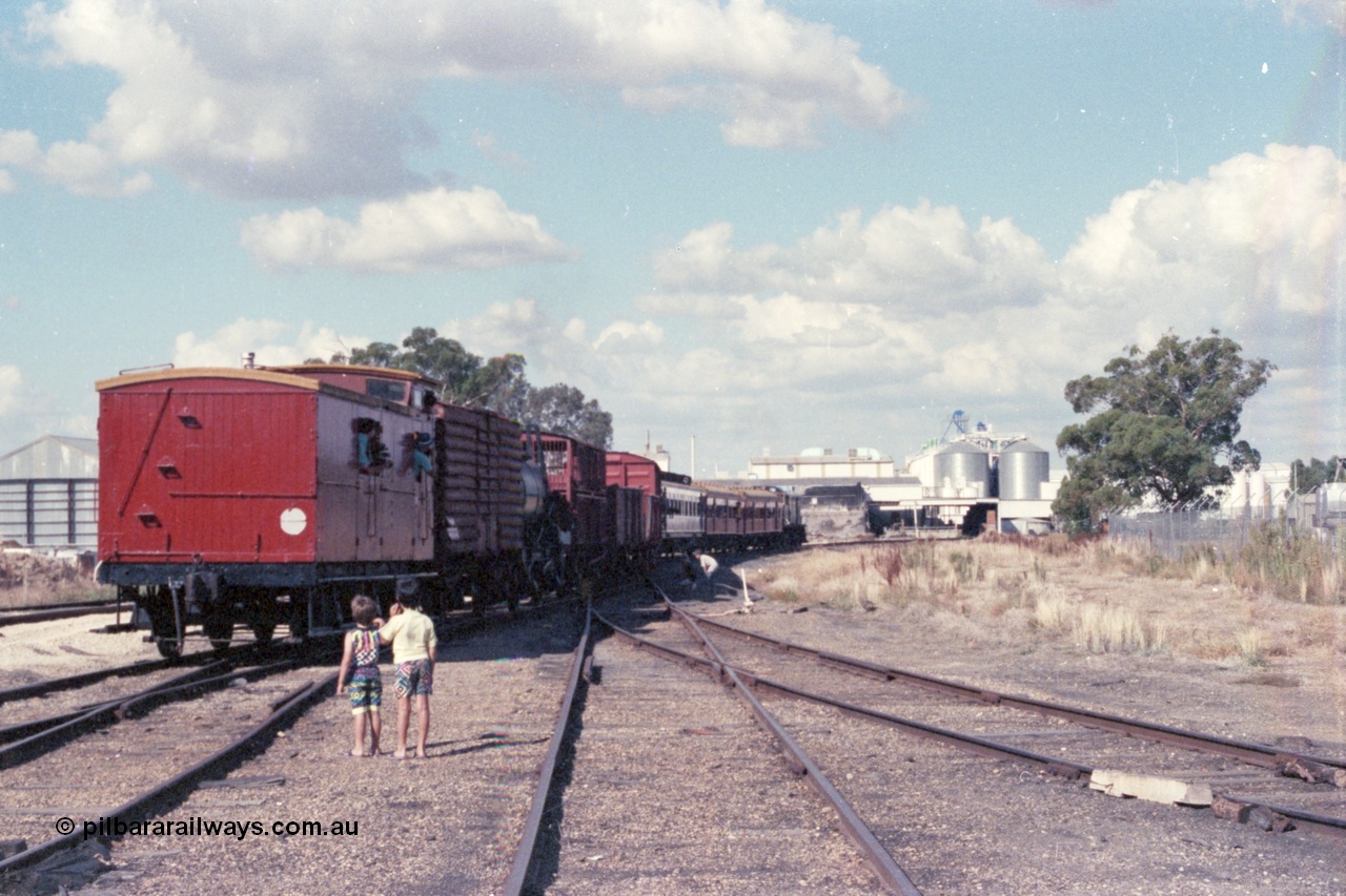143-33
Wahgunyah, trailing shot of the up 'Stringybark Express' mixed special departing, the shed on the left is Inter City Mills Aust a former name for what became Uncle Tobys, that factory is in the background, the reason for the line remaining open.
