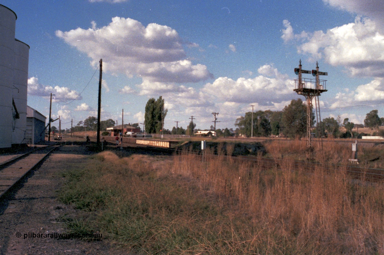 144-07
Springhurst station yard overview, silos and road at left, standard gauge is the elevated track on the right, semaphore signal Post 3 Up Homes at stop.
