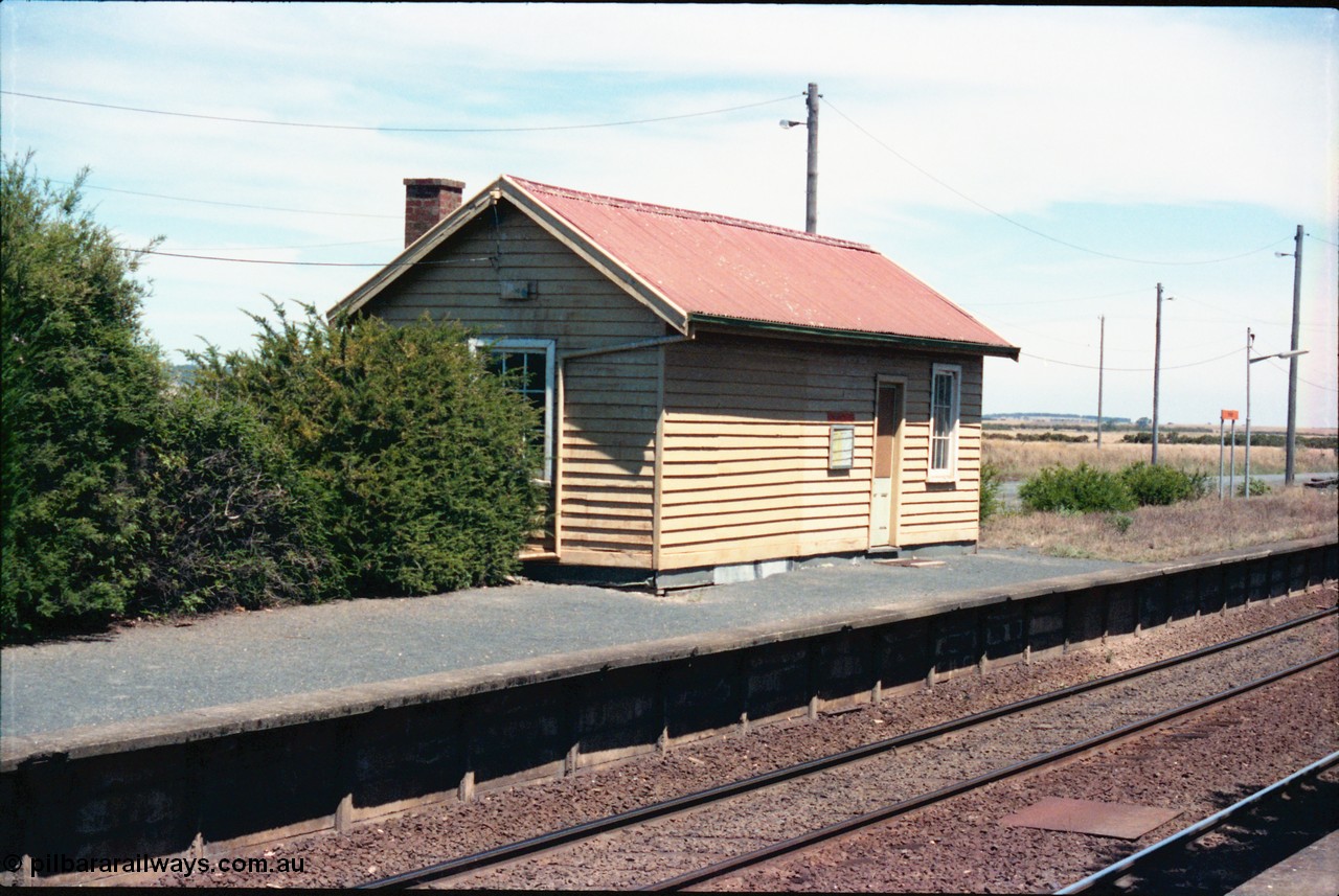 145-13
Wallan, up or No.2 platform waiting room, station platform and pit, looking from down platform.
