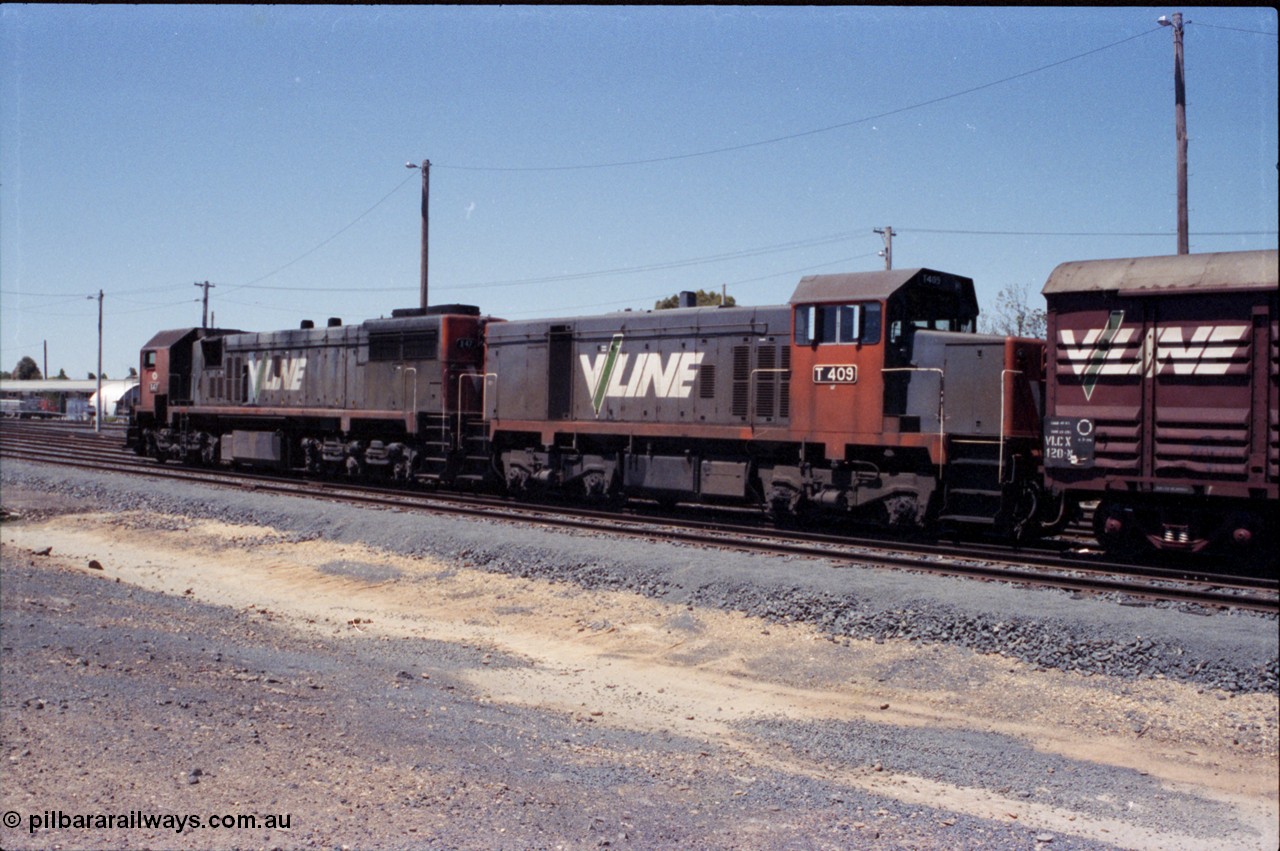 146-08
Seymour, rationalised broad gauge yard view with stabled Wodonga goods 9303 behind V/Line X class X 47 Clyde Engineering EMD model G26C serial 75-794 and T class T 409 Clyde Engineering EMD model G18B serial 68-625, trailing view.
Keywords: T-class;T409;Clyde-Engineering-Granville-NSW;EMD;G18B;68-625;