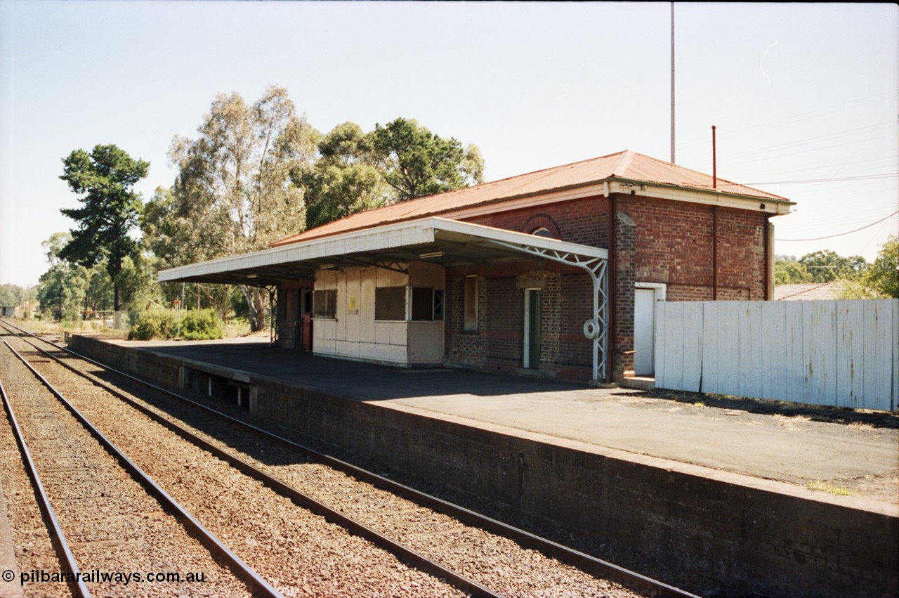 146-23
Tallarook station building and down platform overview from the up platform.
