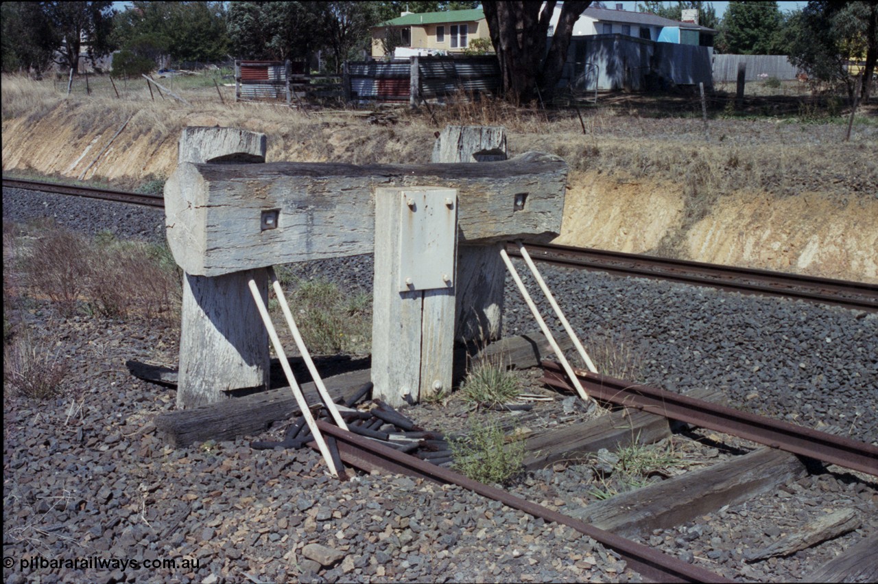 146-26
Broadford, buffer stop located near station on up Refuge Siding, standard gauge line behind it.
