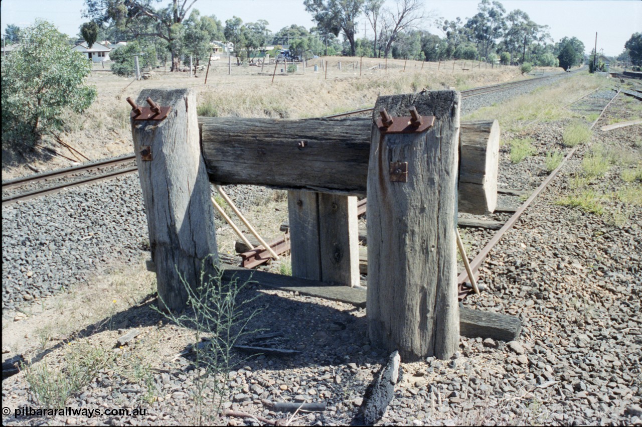 146-27
Broadford, buffer stop located near station on up Refuge Siding looking south standard gauge line on the left, up platform in the distance.
