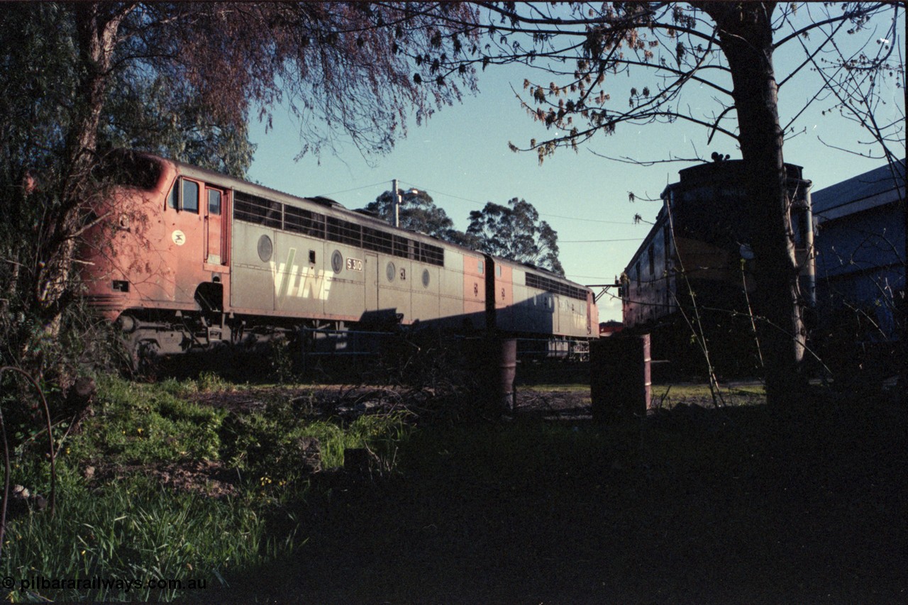 147-21
Seymour loco depot, view from the back of the turntable roads, V/Line S class S 310 'George Higinbotham' Clyde Engineering EMD model A7 serial 60-227 coupled to sister A7 model S 317 just fit in the road, a CM parcel coach is on the right.
Keywords: S-class;S310;Clyde-Engineering-Granville-NSW;EMD;A7;60-227;bulldog;