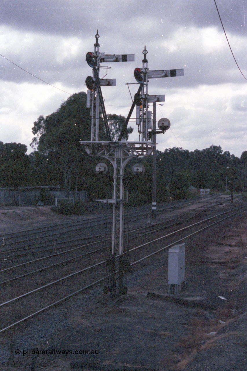 148-06
Wangaratta, semaphore and disc bracket signal post 23, Up Home and Calling-on signals, disc shunting signals, rear view taken from footbridge, No.3, 4 and 5 Rd extensions in the background.
