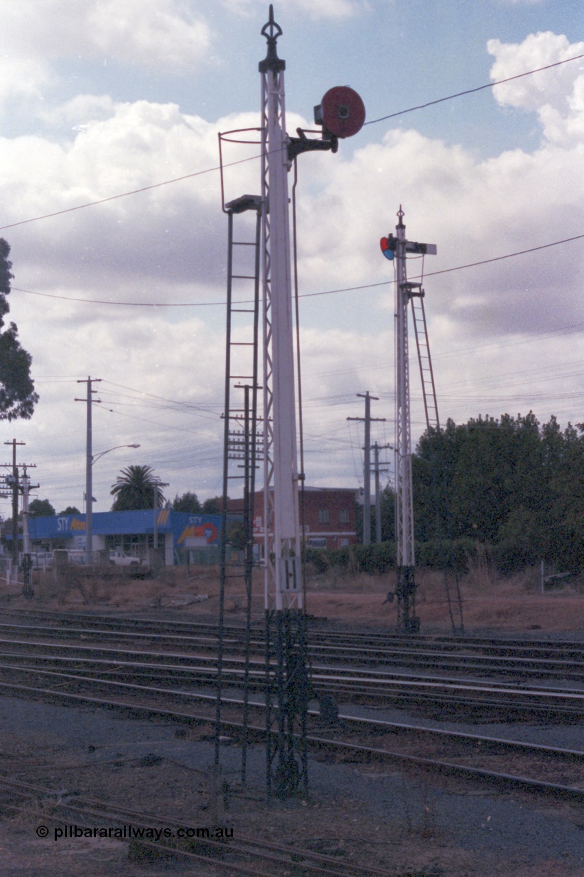 148-24
Wangaratta, Signal Post 11, Disc Signal from Sidings 'H' or 'E' to No. 3 Road towards Post 17; or to Nos. 4 or 5 Roads towards Post 19; or to No. 6 Road. Signal Post 12 to the right.
