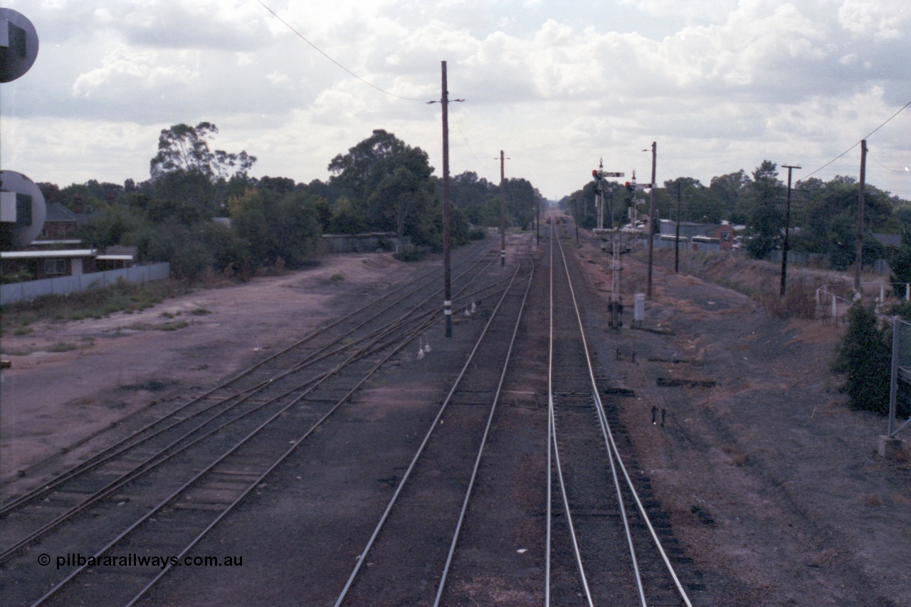 148-32
Wangaratta yard looking north along Main Line with points from No. 1 Road visible, Siding 'C' and Nos. 4 and 5 Roads on the left. Signal Post 23 and the standard gauge line are visible in the cutting at the right.
