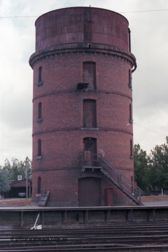 148-04
Wangaratta view across yard from Siding A looking at 'E' type 20,000 litre water tower which dates from 1874, front elevation, and goods loading platform, point lever.
