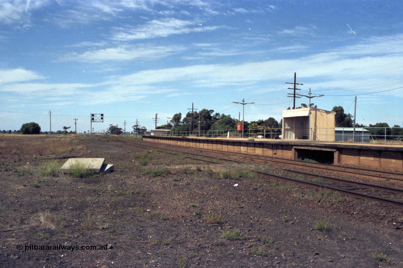 149-02
Rockbank station overview looking Up direction towards Deer Park, station platform and shelter on No.1 Road, loop or No.2 Road closest to camera.
