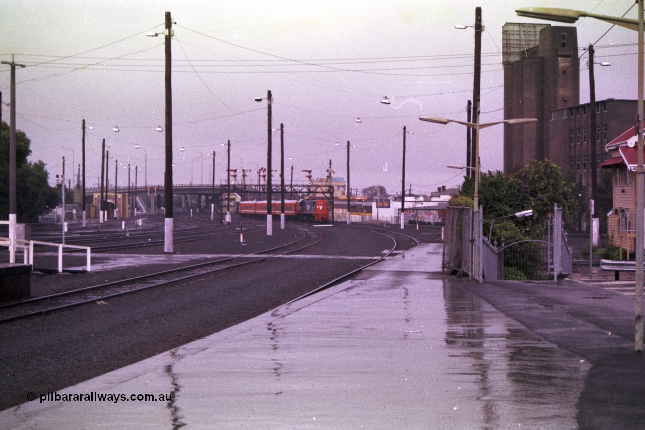 150-04
Geelong, V/Line broad gauge X class X 32 Clyde Engineering EMD model G16C serial 66-485 leads down Melbourne - Geelong passenger train 8229 into Geelong station, under the signal gantry with post 19B pulled off for it to run into the platform, post 17 is pulled off for the run around movement.
Keywords: X-class;X32;Clyde-Engineering-Granville-NSW;EMD;G16C;66-485;