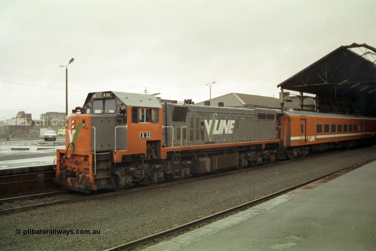 150-07
Geelong, V/Line broad gauge X class X 32 Clyde Engineering EMD model G16C serial 66-485, view from platform 2 at the up Melbourne pass 8244 of X 32 and N set 7.
Keywords: X-class;X32;Clyde-Engineering-Granville-NSW;EMD;G16C;66-485;