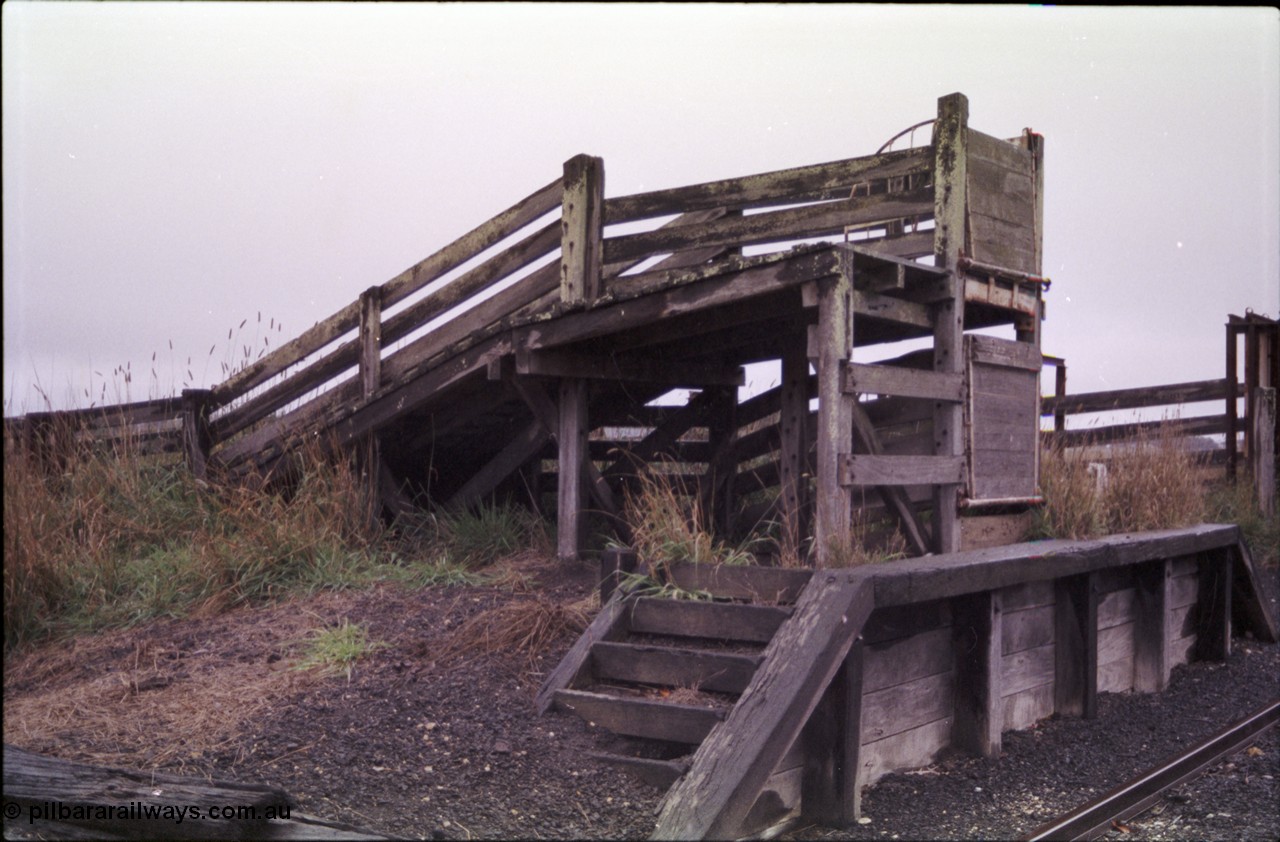 150-23
Lismore, sheep loading race and platform, tow tier loading race, doors on front are hinged to drop down to waggon entry points.
