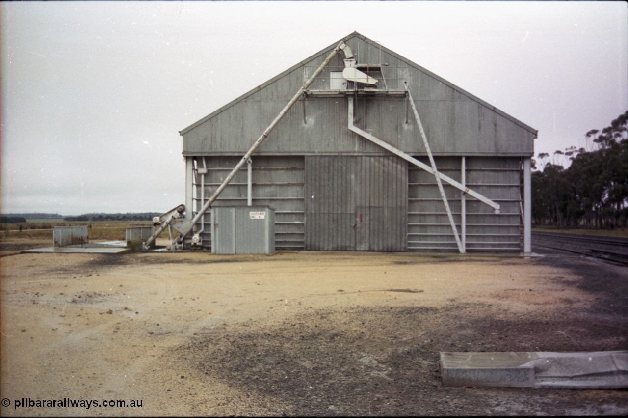 150-30
Lismore Victorian Oats Pool grain bunker and road transport discharge bay, looking towards Maroona.
