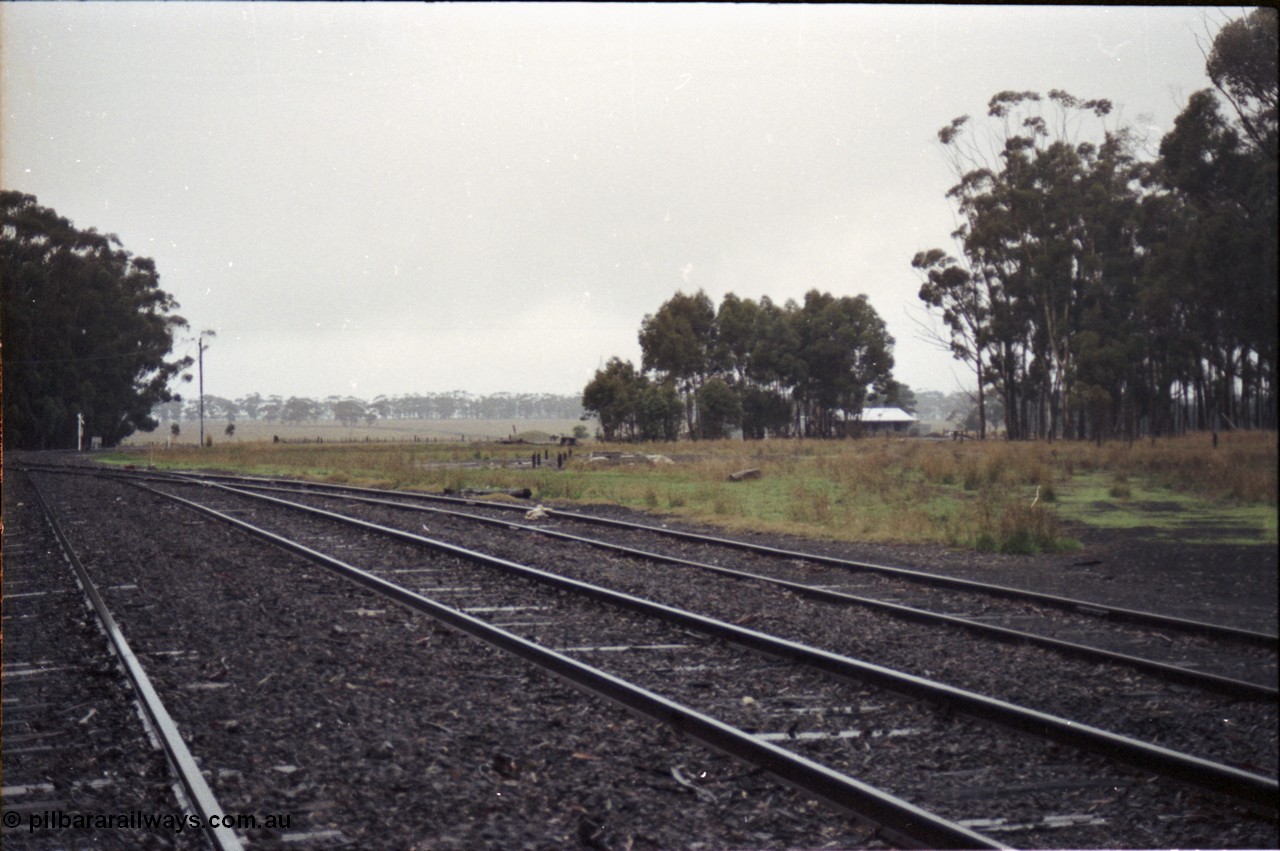 150-34
Lismore, yard view looking towards Gheringhap across Gnarpurt Road.
