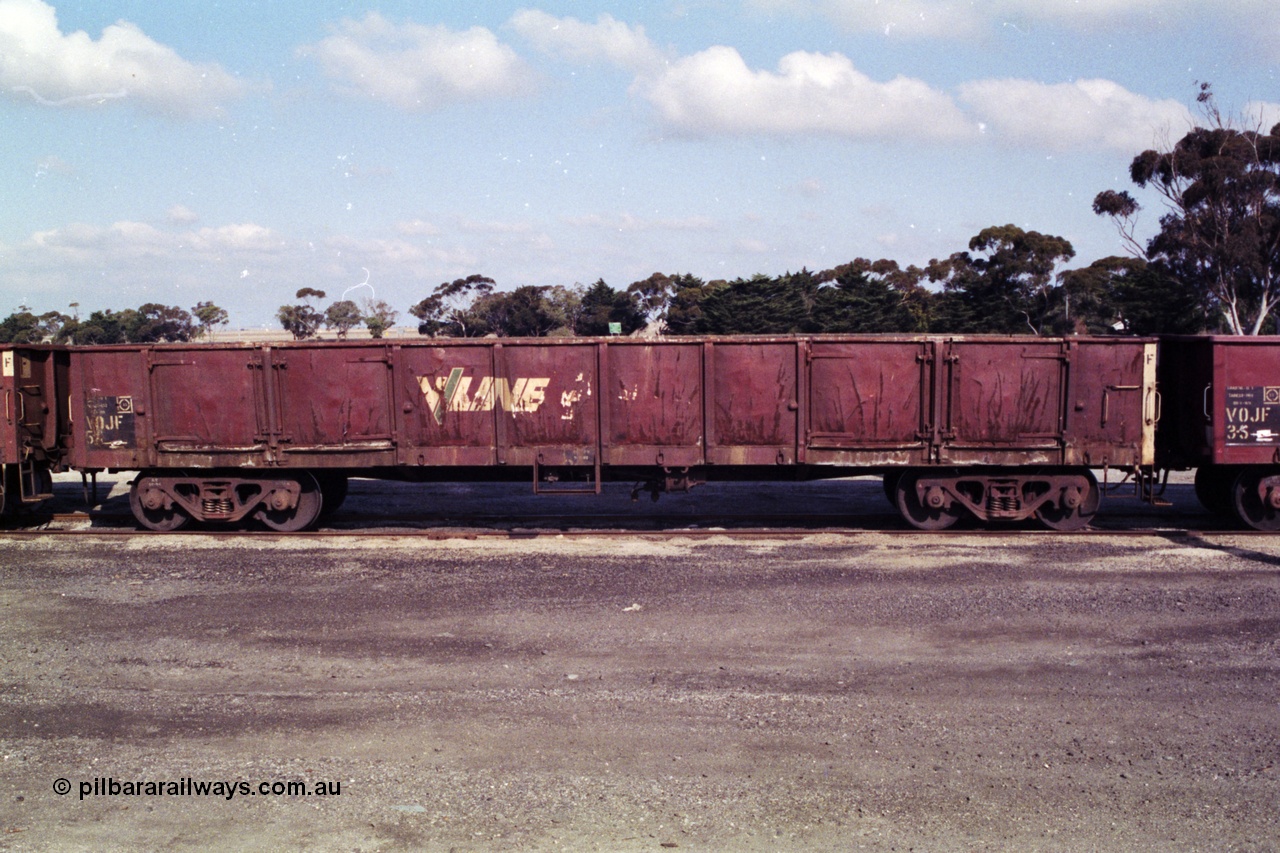 151-06
Gheringhap, broad gauge V/Line VOJF class bogie open gypsum waggon VOJF 5 in B Sidings awaiting unloading, side view. The VOJF type waggons were conversions from ELF/ELX types, not much more is known on the histories.
Keywords: VOJF-type;VOJF5;
