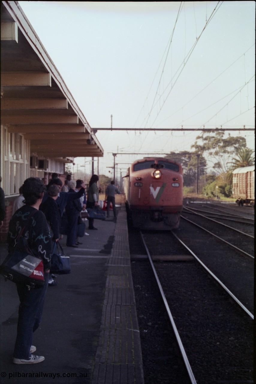 152-06
Morwell station platform, V/Line broad gauge A class A 78 Clyde Engineering EMD model AAT22C-2R serial 84-1185 rebuilt from B 78 Clyde Engineering EMD model ML2 serial ML2-19 with up Bairnsdale passenger train 8412 surrenders the large electric staff for the Traralgon - Morwell section to the signaller, in heavy fog.
Keywords: A-class;A78;Clyde-Engineering-Rosewater-SA;EMD;AAT22C-2R;84-1185;rebuild;bulldog;