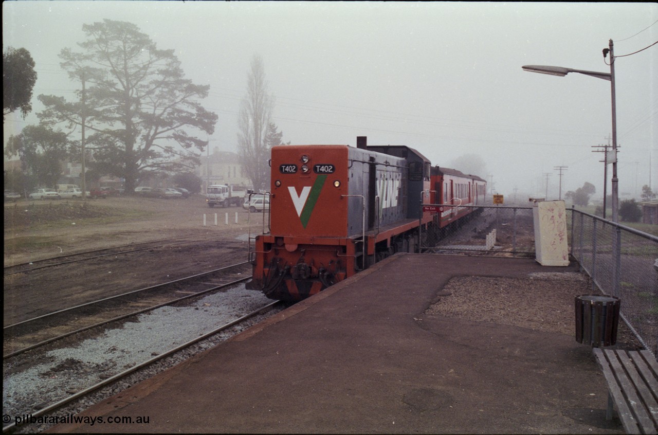 152-18
Somerville station, broad gauge V/Line T class T 402 Clyde Engineering EMD model G18B serial 67-497 lead two MTH class passenger carriages with a down Stony Point pass.
Keywords: T-class;T402;Clyde-Engineering-Granville-NSW;EMD;G18B;67-497;