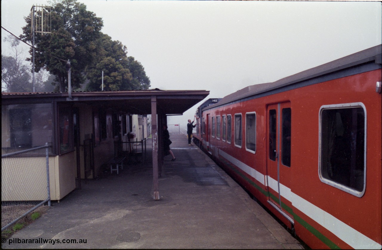 152-19
Somerville station, broad gauge V/Line T class T 402 Clyde Engineering EMD model G18B serial 67-497 with two MTH class passenger carriages on a down Stony Point pass exchanges electric staves with the signaller.
