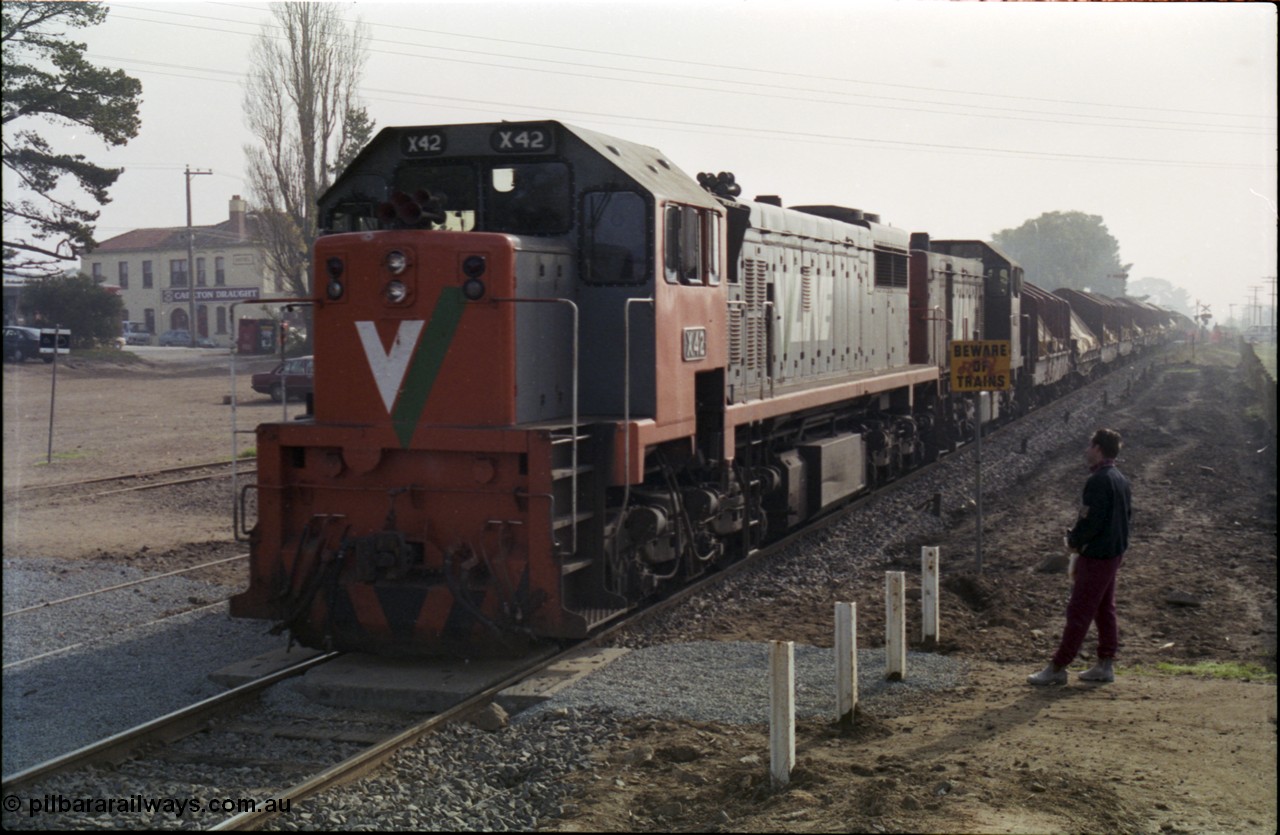 152-20
Somerville station, broad gauge V/line X class X 42 Clyde Engineering EMD model G26C serial 70-705 leads a T class with a down Long Island coil steel train with the Somerville Hotel in the background.
Keywords: X-class;X42;Clyde-Engineering-Granville-NSW;EMD;G26C;70-705;