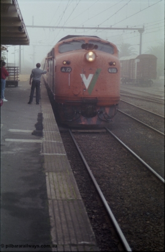 152-04
Morwell station platform, V/Line broad gauge A class A 73 Clyde Engineering EMD model AAT22C-2R serial 83-1179 rebuilt from B 73 Clyde Engineering EMD model ML2 serial ML2-14 with up Traralgon passenger train 8410 surrenders the large electric staff for the Traralgon - Morwell section to the signaller, in heavy fog.
Keywords: A-class;A73;Clyde-Engineering-Rosewater-SA;EMD;AAT22C-2R;83-1179;rebuild;bulldog;
